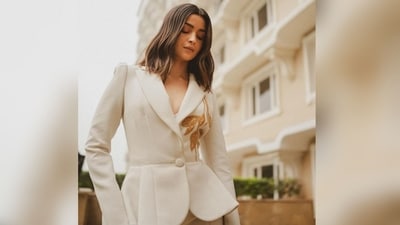 Assisted by makeup artist Lekha Gupta, Alia got decked up in nude eye shadow, mascaraed lashes, darkened brows, rouged cheeks, glowing highlighter and a shade of nude lipstick. (Instagram/@priyankarkapadia) Assisted by makeup artist Lekha Gupta, Alia got decked up in nude eye shadow, mascaraed lashes, darkened brows, rouged cheeks, glowing highlighter and a shade of nude lipstick. (Instagram/@priyankarkapadia)