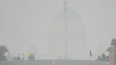 Commuters make their way near India's presidential palace Rashtrapati Bhavan amid heavy smoggy conditions in New Delhi on November 5, 2023. Authorities in the smog-ridden Indian capital New Delhi on November 5 extended an emergency schools closure by a week, with no signs of improvement in the megacity's choking levels of pollution. (Photo by Arun SANKAR / AFP) (AFP) Commuters make their way near India's presidential palace Rashtrapati Bhavan amid heavy smoggy conditions in New Delhi on November 5, 2023. Authorities in the smog-ridden Indian capital New Delhi on November 5 extended an emergency schools closure by a week, with no signs of improvement in the megacity's choking levels of pollution. (Photo by Arun SANKAR / AFP) (AFP)
