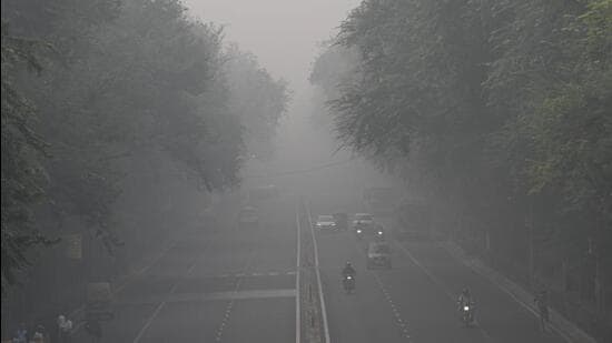 New Delhi, India - Nov. 5, 2023: Thick layer of smog on Tilak Marg near Supreme Court as Delhi's air quality remains very poor, in New Delhi, India, on Sunday, November 5, 2023. (Photo by Arvind Yadav/ Hindustan Times) (Hindustan Times)