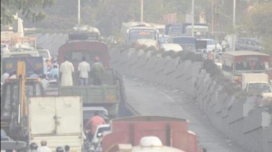 The Air Quality Index (AQI) in the city was 180 at 6 pm, while the PM 10 was 146 and PM 2.5 was 91. On Saturday, the PM 10 level was at 142 while PM 2.5 was recorded as 88, respectively. (REPRESENTATIVE PHOTO)