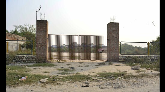 The incomplete Leisure Valley project behind locked gates in Haibowal Kalan, Ward 80 (old), Ludhiana on Sunday. (Manish/HT)