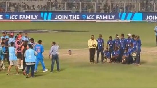 Virat Kohli meets ground staff after the game in Kolkata (X)