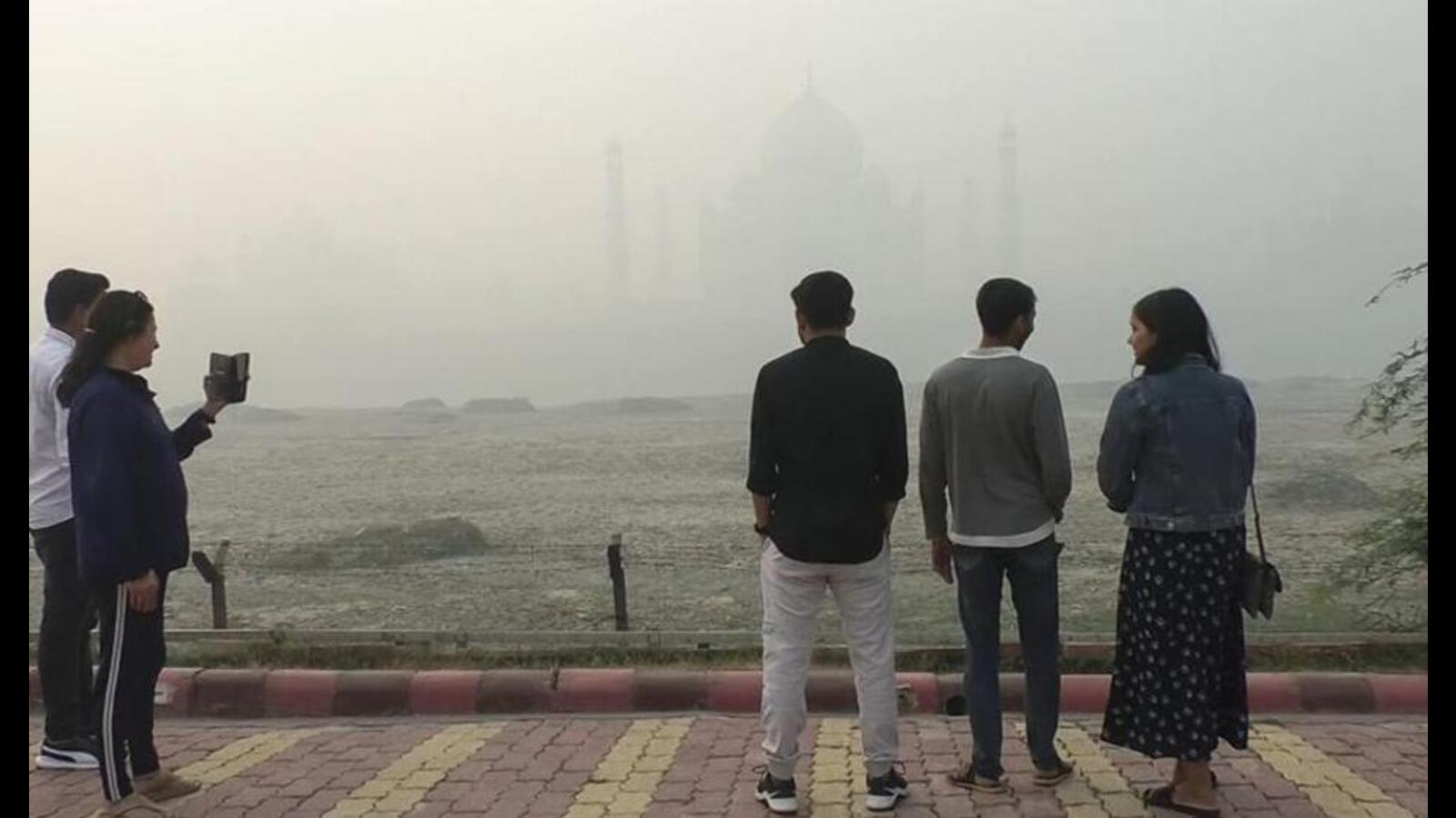 Taj Mahal disappears under thick blanket of smog - Vimarsana News