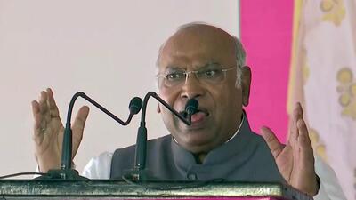 Congress president Mallikarjun Kharge addresses a rally in poll-bound Rajasthan’s Jodhpur on Monday. (ANI) Congress president Mallikarjun Kharge addresses a rally in poll-bound Rajasthan’s Jodhpur on Monday. (ANI)