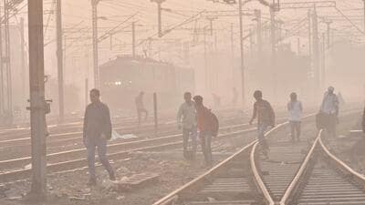 Dense fog at Kot Gaon in Ghaziabad on Monday. (Sakib Ali/HT Photo) Dense fog at Kot Gaon in Ghaziabad on Monday. (Sakib Ali/HT Photo)