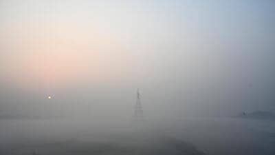 Dense smog near the Yamuna River in New Delhi on Monday. (Sunil Ghosh /HT PHOTO) Dense smog near the Yamuna River in New Delhi on Monday. (Sunil Ghosh /HT PHOTO)