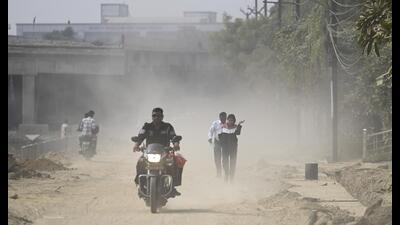Dust pollution due to construction work on Munshipulia-Ring Road stretch in Lucknow. (Deepak Gupta/HT Photo) Dust pollution due to construction work on Munshipulia-Ring Road stretch in Lucknow. (Deepak Gupta/HT Photo)