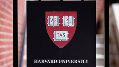 FILE PHOTO: A sign hangs on a gate of a building at Harvard University in Cambridge, Massachusetts, U.S.,REUTERS/Brian Snyder/File Photo (REUTERS)