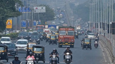 Mumbai, India - Nov 05, 2023 : Huge Air Pollution seen on Western Express Highway at Goregaon, in Mumbai, India, Sunday, Nov 05, 2023. (Photo by Vijay Bate/HT Photo) Mumbai, India - Nov 05, 2023 : Huge Air Pollution seen on Western Express Highway at Goregaon, in Mumbai, India, Sunday, Nov 05, 2023. (Photo by Vijay Bate/HT Photo)
