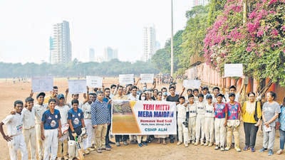 Mumbai, India –Nov 04, 2023: Citizens and young enthusiasm Cricket players, students participating in silent protesting for demanding remove Red soil from ground to protect Shivaji Park maidan, Dadar, in Mumbai on Saturday, in Mumbai, India, on Saturday, Nov 04, 2023. (Photo by Bhushan Koyande/HT Photo) Mumbai, India –Nov 04, 2023: Citizens and young enthusiasm Cricket players, students participating in silent protesting for demanding remove Red soil from ground to protect Shivaji Park maidan, Dadar, in Mumbai on Saturday, in Mumbai, India, on Saturday, Nov 04, 2023. (Photo by Bhushan Koyande/HT Photo)