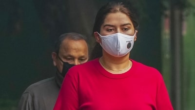 Doctors say, for any healthy person, a recommended AQI should be less than 50, but these days the AQI has spiked beyond 400, which could prove fatal for those suffering from lung-related diseases and even poses a risk of lung cancer. (PTI) Doctors say, for any healthy person, a recommended AQI should be less than 50, but these days the AQI has spiked beyond 400, which could prove fatal for those suffering from lung-related diseases and even poses a risk of lung cancer. (PTI)