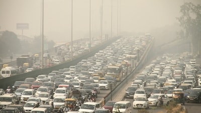 Vehicles stuck in a traffic jam in Delhi-NCR amid low visibility due to smog (PTI) Vehicles stuck in a traffic jam in Delhi-NCR amid low visibility due to smog (PTI)