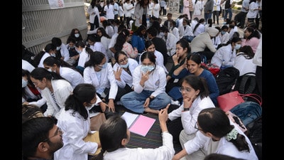 The protesters continued to block varsity’s Gate Number 1 as part of their strike on Monday, impeding traffic movement. (Ravi Kumar/HT) The protesters continued to block varsity’s Gate Number 1 as part of their strike on Monday, impeding traffic movement. (Ravi Kumar/HT)