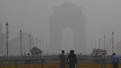 Thick layer of smog on Kartavya Path as Delhi’s air quality remains very poor, in New Delhi. (HT/Arvind Yadav)