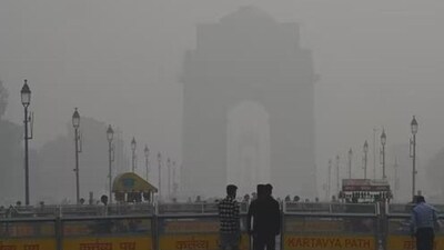 The air quality continues to deteriorate in Delhi. To curb air pollution in the national capital, Delhi Chief Minister Arvind Kejriwal has called a high-level meeting today, officials said. (HT Photo/Arvind Yadav) The air quality continues to deteriorate in Delhi. To curb air pollution in the national capital, Delhi Chief Minister Arvind Kejriwal has called a high-level meeting today, officials said. (HT Photo/Arvind Yadav)
