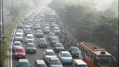 Traffic jam in Delhi amid smog on Monday. (Sunil Ghosh /HT PHOTO) Traffic jam in Delhi amid smog on Monday. (Sunil Ghosh /HT PHOTO)