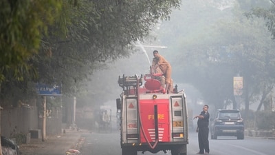 Firefighters seen spraying water on roadside to settle down dust particles amid rise in Pollution levels at Moti Nagar Nagar in Delhi on Monday. (HT Photo/Sanchit Khanna) Firefighters seen spraying water on roadside to settle down dust particles amid rise in Pollution levels at Moti Nagar Nagar in Delhi on Monday. (HT Photo/Sanchit Khanna)