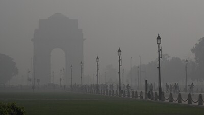 Thick layer of smog on Kartavya Path as Delhi's air quality remains very poor, in New Delhi (Hindustan Times) Thick layer of smog on Kartavya Path as Delhi's air quality remains very poor, in New Delhi (Hindustan Times)