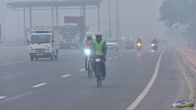 Commuters out on a smoggy morning amid rising air pollution levels at NH9, in Ghaziabad, India on Sunday, November 05 2023. (Photo by Sakib Ali /Hindustan Times)