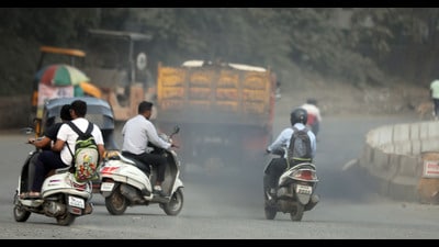 he level of pollutants in the city was beyond the Central Pollution Control Board’s (CPCB’s) permissible limit. (HT PHOTO) he level of pollutants in the city was beyond the Central Pollution Control Board’s (CPCB’s) permissible limit. (HT PHOTO)