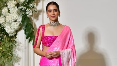 Sanya Malhotra made an impressive appearance at the party in a shimmery pink and white Manish Malhotra saree. She wore a neckpiece and earrings as well. She is currently winning praise for her performance in Shah Rukh Khan's Jawan. Sanya Malhotra made an impressive appearance at the party in a shimmery pink and white Manish Malhotra saree. She wore a neckpiece and earrings as well. She is currently winning praise for her performance in Shah Rukh Khan's Jawan. 