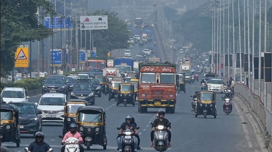 Mumbai, India - Nov 05, 2023 : Huge Air Pollution seen on Western Express Highway at Goregaon, in Mumbai, India, Sunday, Nov 05, 2023. (Photo by Vijay Bate/HT Photo)
