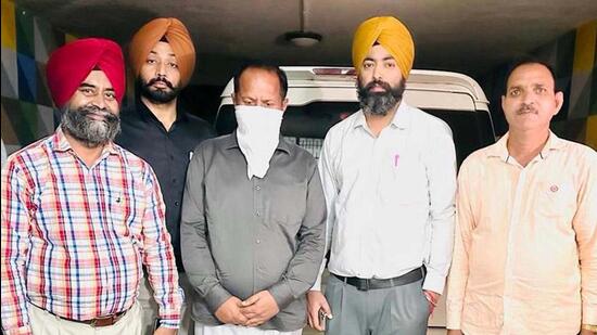 The accused in ₹2,000 crore food grain transportation scam in the custody of Vigilance Bureau in Ludhiana. (HT Photo)