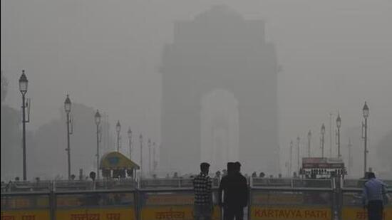 Thick layer of smog on Kartavya Path as Delhi’s air quality remains very poor, in New Delhi. (HT/Arvind Yadav)