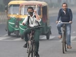 A Student in Noida going to school amid increasing air pollution. (Sunil Ghosh/HT) A Student in Noida going to school amid increasing air pollution. (Sunil Ghosh/HT)