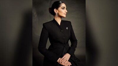 Sonam styled her lush locks into a neat bun that was the perfect complement to her classy look. (Instagram/@sonamkapoor) Sonam styled her lush locks into a neat bun that was the perfect complement to her classy look. (Instagram/@sonamkapoor)