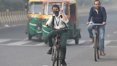 A Student in Noida going to school amid increasing air pollution. (Sunil Ghosh/HT) A Student in Noida going to school amid increasing air pollution. (Sunil Ghosh/HT)