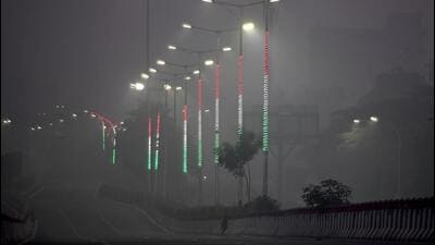 A smog shrouded stretch in Noida early Tuesday morning. (Sunil Ghosh/HT Photo) A smog shrouded stretch in Noida early Tuesday morning. (Sunil Ghosh/HT Photo)