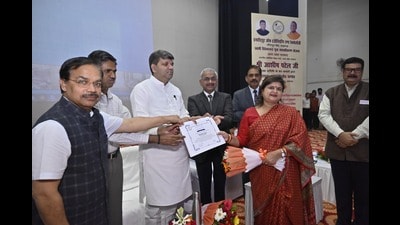 At an IET event, tablets were distributed to 613 students (HT Photo)