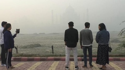 People visit the smog engulfed Taj Mahal in Agra (HT_PRINT) People visit the smog engulfed Taj Mahal in Agra (HT_PRINT)