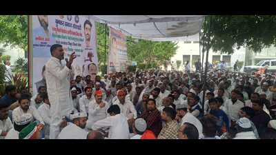 SP MLA Atul Pradhan addressing weavers and farmers at Urja Bhawan in Meerut on Tuesday. (HT)