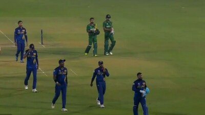 Sri Lanka players walk away without shaking hands with Bangladesh players