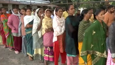Voters queue up outside a polling booth in Kondagaon as they await their turn to cast a vote in the first phase of Assembly elections.(ANI) Voters queue up outside a polling booth in Kondagaon as they await their turn to cast a vote in the first phase of Assembly elections.(ANI)
