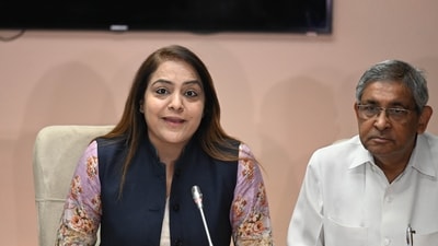 Shelly Oberoi, Mayor of Delhi addresses a press conference on the Diwali bonus to the employees of MCD at Civic center in New Delhi. (Hindustan Times) Shelly Oberoi, Mayor of Delhi addresses a press conference on the Diwali bonus to the employees of MCD at Civic center in New Delhi. (Hindustan Times)