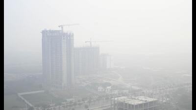 The air quality index (AQI) in Lucknow was recorded at 237 on Tuesday, bringing the air quality under the ‘poor’ category for the third consecutive day. (File Photo) The air quality index (AQI) in Lucknow was recorded at 237 on Tuesday, bringing the air quality under the ‘poor’ category for the third consecutive day. (File Photo)