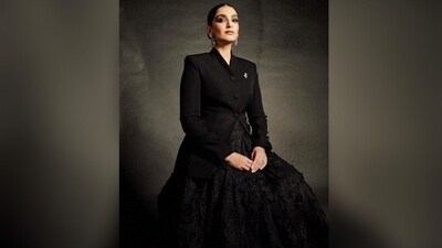 Assisted by make-up artist Namrata Soni, Sonam got decked up in a smoky eye shadow, mascara coated lashes, darkened eyebrows, blushed cheeks, luminous highlighter and a shade of nude lipstick. (Instagram/@sonamkapoor) Assisted by make-up artist Namrata Soni, Sonam got decked up in a smoky eye shadow, mascara coated lashes, darkened eyebrows, blushed cheeks, luminous highlighter and a shade of nude lipstick. (Instagram/@sonamkapoor)