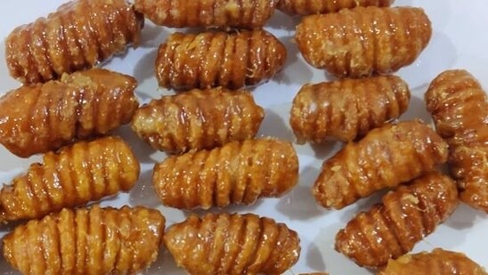 Gavvalu (Andhra Pradesh): These delightful sweet shells are fried in either oil or ghee and then soaked in a syrup made from sugar or jaggery, making them a delectable treat.&nbsp;(Pinterest)