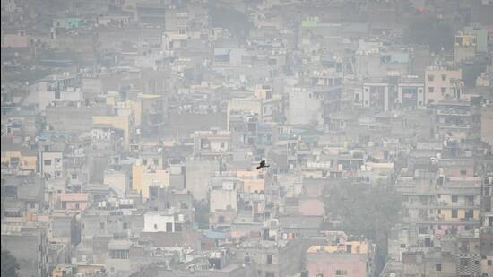 Smog engulfs the city as pollution levels rise steadily in New Delhi. (Sanchit Khanna/ HT Photo)
