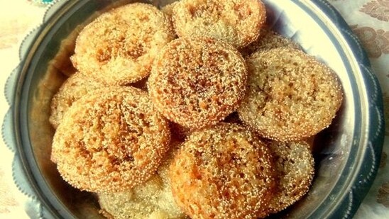 Anarsa (Maharashtra): This delectable combination of sweet and savory snack plays a significant role in Maharashtrian Diwali festivities. It is crafted from a mixture of rice flour and jaggery, which is then deep-fried to perfection.&nbsp;(Pinterest)