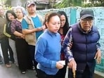 An elderly voter being assisted on his arrival to cast his vote for the Mizoram Assembly elections.
An elderly voter being assisted on his arrival to cast his vote for the Mizoram Assembly elections.