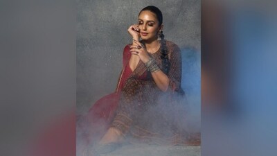 Working with hairstylist Nargis, Huma styled her lustrous locks into a long breaded ponytail that perfectly complements her glamorous look. (Instagram/@iamhumaq) Working with hairstylist Nargis, Huma styled her lustrous locks into a long breaded ponytail that perfectly complements her glamorous look. (Instagram/@iamhumaq)