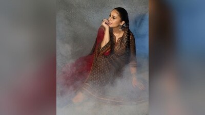 On Wednesday, Huma gave her fans a mid-week treat as the actress took to Instagram and uploaded a series of stunning pictures accompanied by the caption, "There is no smoke with out a patakkha being around". (Instagram/@iamhumaq) On Wednesday, Huma gave her fans a mid-week treat as the actress took to Instagram and uploaded a series of stunning pictures accompanied by the caption, "There is no smoke with out a patakkha being around". (Instagram/@iamhumaq)