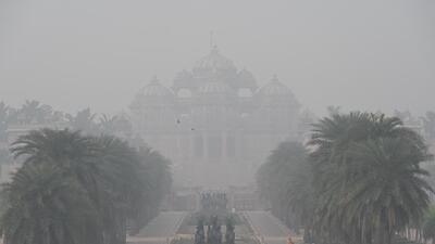 A haze enveloped the Akshardham Temple on Wednesday. (Sanjeev Verma/HT Photo) A haze enveloped the Akshardham Temple on Wednesday. (Sanjeev Verma/HT Photo)