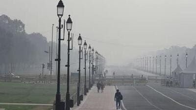 A view of Kartvya Path amid heavy smog in New Delhi, India, on Tuesday. (HT/Raj K Raj) A view of Kartvya Path amid heavy smog in New Delhi, India, on Tuesday. (HT/Raj K Raj)