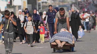 Palestinians flee to the southern Gaza Strip on Salah al-Din Street in Bureij, Gaza Strip, on Wednesday, November 8, 2023. (AP) Palestinians flee to the southern Gaza Strip on Salah al-Din Street in Bureij, Gaza Strip, on Wednesday, November 8, 2023. (AP)