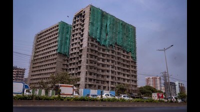 Buildings being covered with green cloth as per the BMC’s Air Pollution Mitigation guidelines at Chembur on Wednesday. (Satish Bate/ Hindustan Times) Buildings being covered with green cloth as per the BMC’s Air Pollution Mitigation guidelines at Chembur on Wednesday. (Satish Bate/ Hindustan Times)